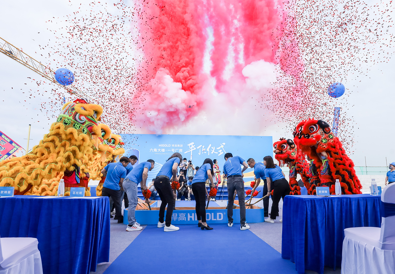 星空体育智慧家居五金自动化制造基地今天顺利平顶，又一工业地标诞生！
